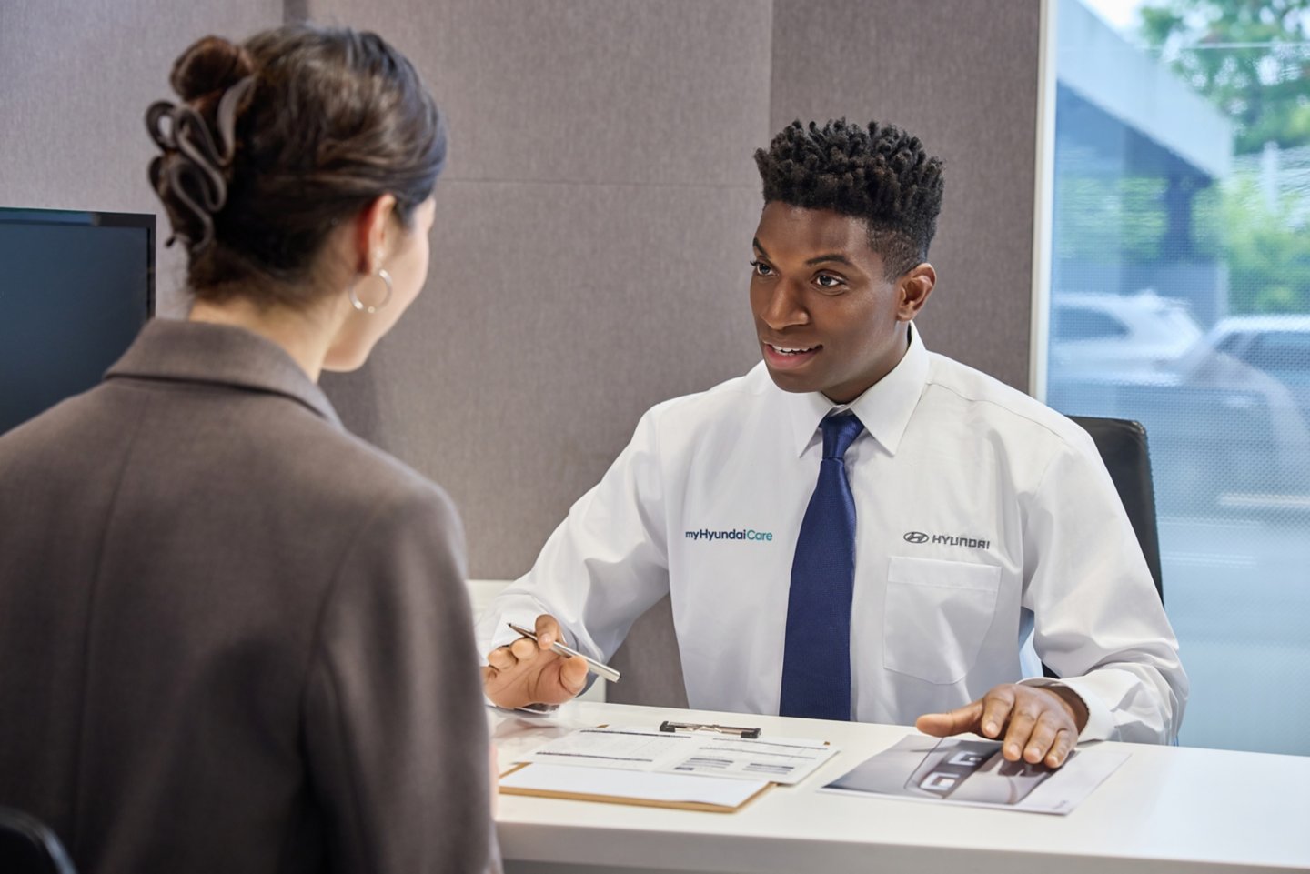 Un conseiller Hyundai prépare un rendez-vous avec une cliente