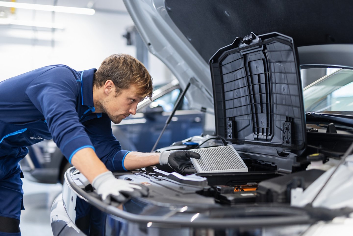 Technicien Hyundai intervenant sur le moteur